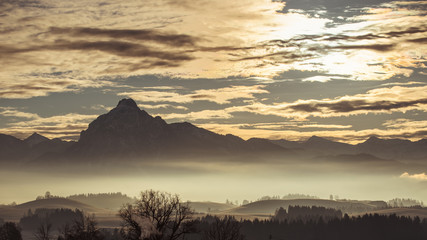 Fototapeta na wymiar Panorama - Dorf in den Bergen mit Nebel, Eisenberg, Säuling, Allgäuer Alpen 3