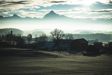 Dorf in den Bergen mit Nebel, Säuling, Allgäuer Alpen 2