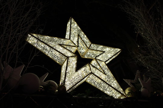 Christmas ornaments, stars . Adornos de Navidad, estrellas
