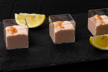 Cocktail di gamberetti su piatto di ardesia nero