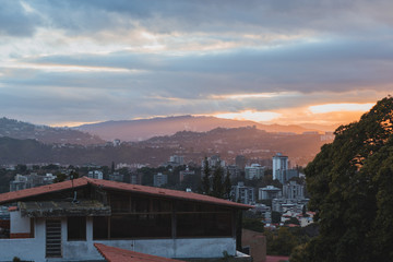 Paisaje de ciudad al atardecer