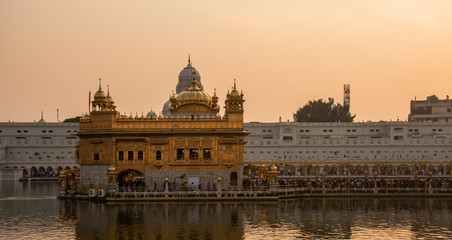 Obraz premium A view of the Golden temple decorated for diwali festival in Amritsar