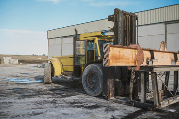Bulldozemachine with crane for listing concrete structures