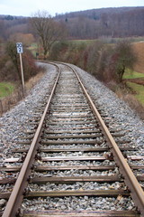 Fototapeta na wymiar Bahngleise verlaufen in einer Kurve vom Betrachter weg. 