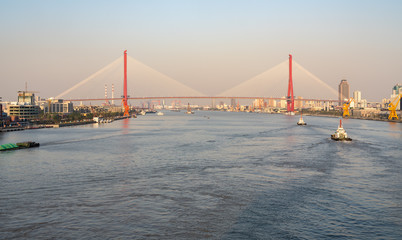 Obraz premium Huangpu river in Shanghai towards Yangpu bridge at sunset