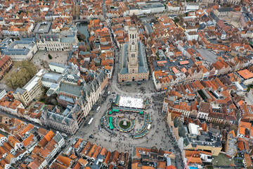 Fototapeta premium Bruges Aerial City View feat. Dzwonnica w Brugii, zabytek średniowiecznej dzwonnicy i słynna atrakcja turystyczna Rynku Europejskiego w Belgii