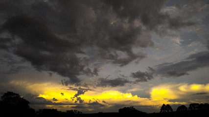 pôr-do-sol com tempestade