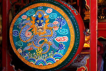 painting decorative pattern on the drum