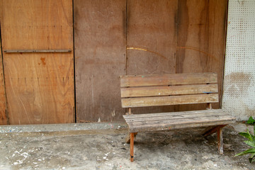 Obraz na płótnie Canvas an empty bench