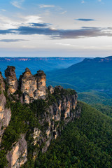 Blick auf die Felsen mit drei Schwestern in den Blue Mountains in Australien