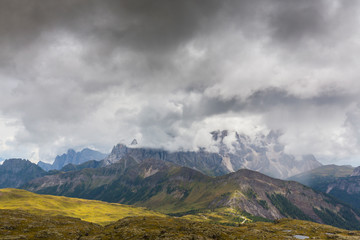 Obraz premium Beautiful scenery in the Dolomite Alps, with rain clouds, mist, and limestone peaks
