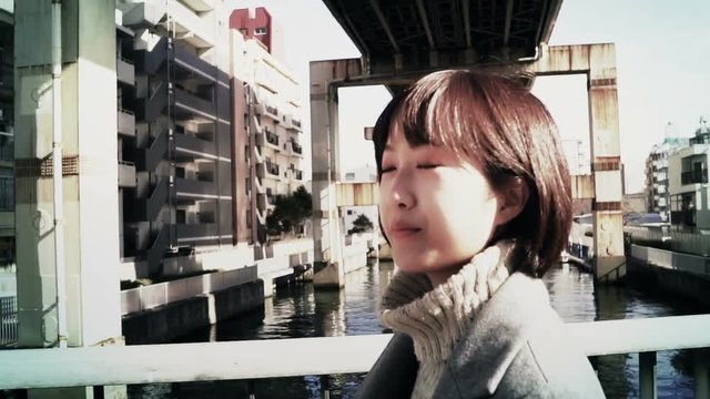 東京を歩く女性・下町・主観映像・話ながら歩く・スローモーション　カラグレ