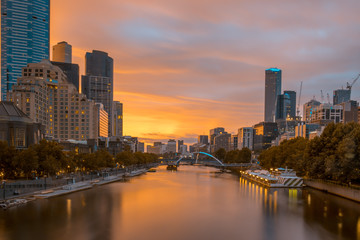 Fototapeta na wymiar Beautiful sunset along the Yarra River in Melbourne city.