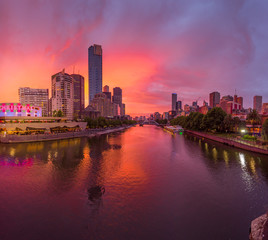 Fototapeta na wymiar Beautiful sunset along the Yarra River in Melbourne city.