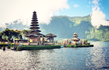 Naklejka premium Świątynia Ulun Danu na jeziorze Beratan. Bali