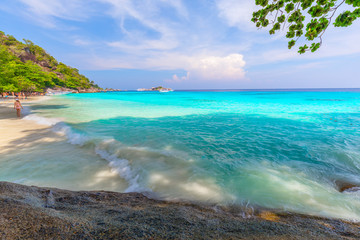 Obraz premium Similan Islands Beautiful tropical sandy beach and lush green foliage on a tropical island ,thailand