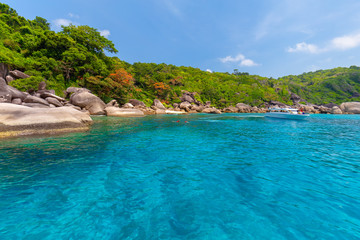 Fototapeta na wymiar Similan Islands Beautiful tropical sandy beach and lush green foliage on a tropical island ,thailand