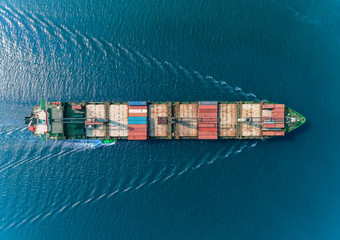 Powietrzny odgórnego widoku zbiornika statek z żurawia mostem dla ładunkowego zbiornika, logistyka importa eksporta, wysyłki lub transportu pojęcia tła. - 241274527