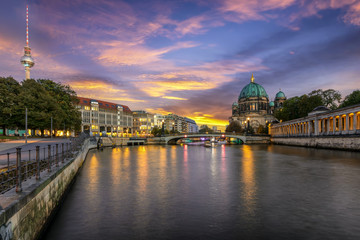 Die Skyline von Berlin entlang der Spree bei Sonnenuntergang