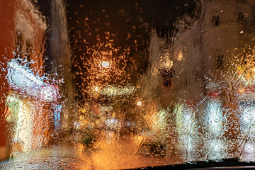Regen – Winterdepression -  Ausblick nasse Autoscheibe im Dunkeln 