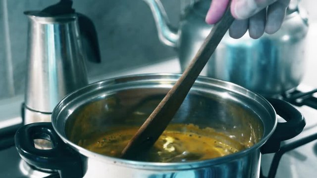 4K Stirring Intsant Soup in Metal Pot