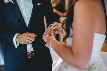 Obraz na płótnie Canvas bride and groom exchanging rings