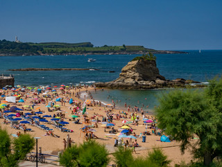 Santander / Hiszpania - 14 lipca 2018: Playa del Camello w Santander w słoneczny lipcowy dzień © Adam Wrobel