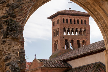 Torre del campanario de el Santuario de la Peregrina en Sahagún de Campos
