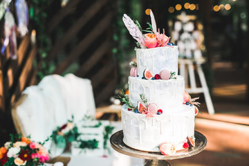 Luxury decorated wedding cake on the table - obrazy, fototapety, plakaty