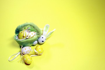 Ostern : Osterhase mit Ostereiern-gelber Hintergrund