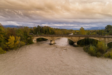 Fototapeta na wymiar Brücke über die Drome bei Hochwasser