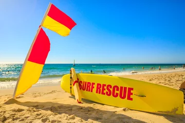 Zelfklevend Fotobehang Surf Rescue op Cottesloe Beach in West-Australië Het beroemdste stadsstrand van Perth in de Indische Oceaan. Populaire zomervakantiebestemming in Australië. Buiten activiteit. © bennymarty