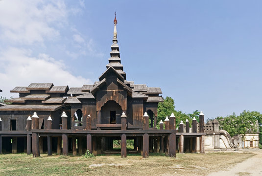 Monast&egrave;re en bois de teck Pakhangyi