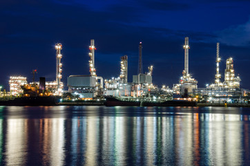 Obraz na płótnie Canvas Oil refinery Chao Phraya River
