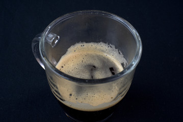 Tasse mit dem heissen schwarzen Kaffee