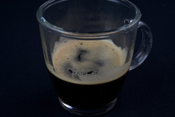 Becher mit dem frischem heissen Kaffee