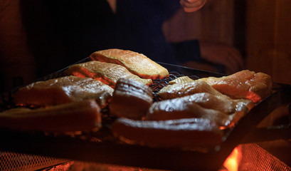 Grillhütte mit Lachs in Schweden