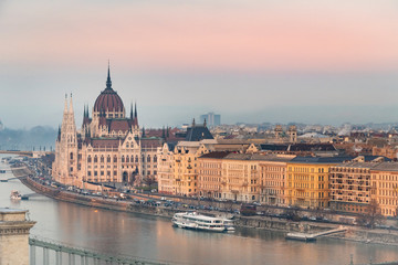Obraz premium Widok parlamentu Budapesztu o zachodzie słońca, Węgry