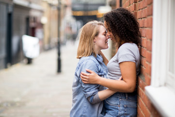 lesbian couple kissing in the street - obrazy, fototapety, plakaty