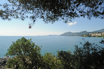 La côte sud-est de Corfou et le mont Agioi Déka vus depuis l'île de Pondikonissi