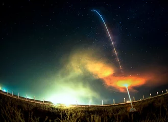 Fototapeten Raketenstart in der Nacht. Fischaugenlinse. Die Elemente dieses von der NASA bereitgestellten Bildes. © elen31