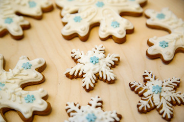 Obraz na płótnie Canvas Cookies with icing. Christmas cookies in the shape of snowflakes.