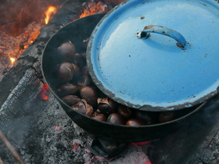 Maroni auf dem Feuer