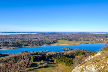 Fototapeta na wymiar Vue panoramique sur le lac d'Ilay depuis le pic de l'Aigle. Jura, France. 