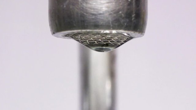 Fuite d'eau sur un robinet de salle de bain