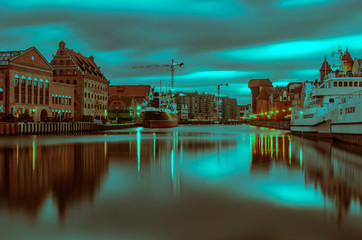 Wieczór nad miastem, panorama Gdańska.  - obrazy, fototapety, plakaty