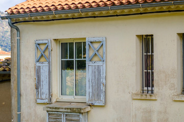 Fototapeta na wymiar Façade d'une maison avec des volets en bois. Sud de France.