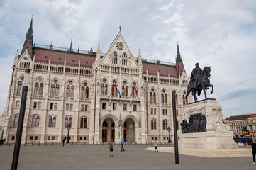 Fototapeta na wymiar Parlamentsgebäude in Budapest mit Reiterdenkmal