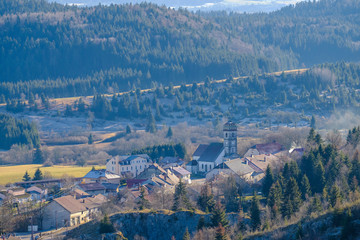 Vue aérienne sur le village de La-Chaux-du-Dombief. Jura, France.