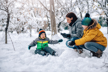 Fototapeta na wymiar Family playing in the snow
